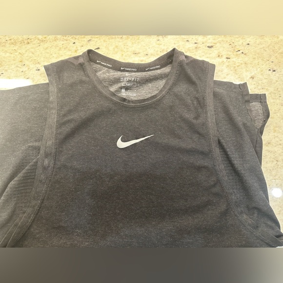 Nike Pro tank - Picture 2 of 5